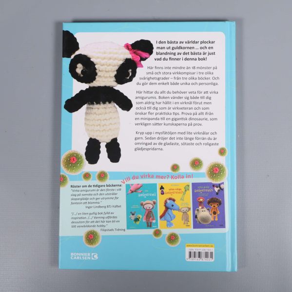 Baksida av Virka mina bästa amigurumis med pandafigur och beskrivning