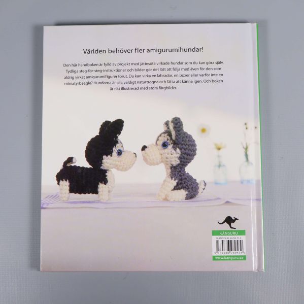 Baksida av boken Amigurumihundar med två virkade hundar och text