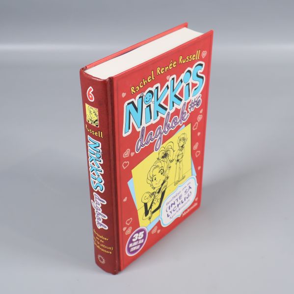 Nikkis dagbok #6, fotad snett framifrån och från sidan