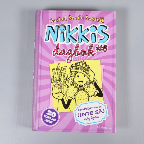 Framsidan av Nikkis dagbok #8 med tecknad prinsessa och slott
