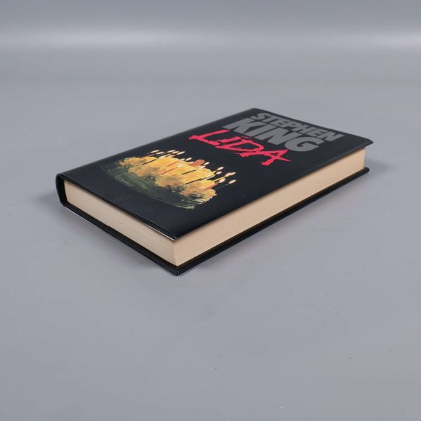 Boken Lida av Stephen King liggande med sidan synlig