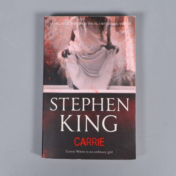 Framsidan av boken Carrie av Stephen King med mörkt och dramatiskt omslag