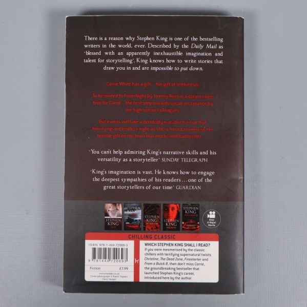 Baksidan av boken Carrie med beskrivande text och synlig ISBN-kod