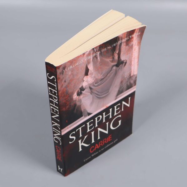 Boken Carrie av Stephen King sedd snett ovanifrån med synlig bokrygg och omslag