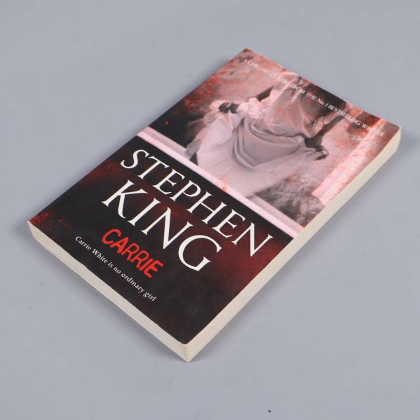 Boken Carrie av Stephen King liggande på ett bord, sett ovanifrån