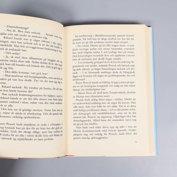 Uppslag från en bok ur Sagan om Isfolket-serien med text på svenska