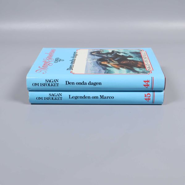 Två böcker ur Sagan om Isfolket staplade, med ryggtexter och volymnummer 44 och 45 synliga
