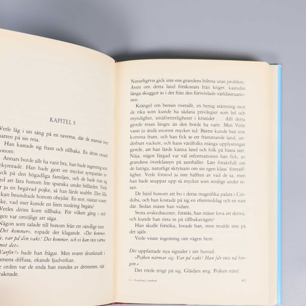 Uppslag ur en av böckerna, kapitel fem med text på svenska