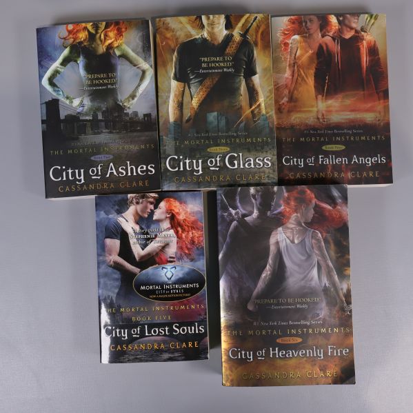 Fem bokomslag till The Mortal Instruments-serien av Cassandra Clare uppifrån