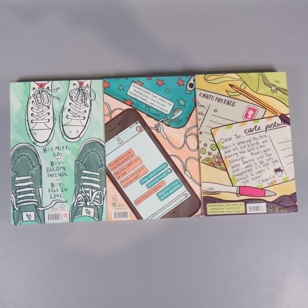 Baksidor på Heartstopper volym 1–3 med illustrationer och text