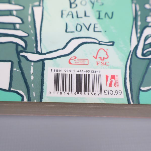 Närbild på ISBN-nummer för Heartstopper volym 1 vid streckkod