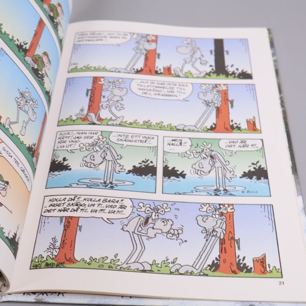 Öppet uppslag med Hälge serierutor och färgillustrationer
