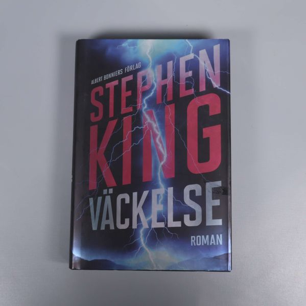 Omslag till Väckelse av Stephen King, med dramatiska färger och blixtar