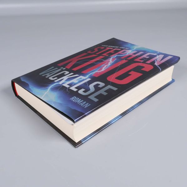 Väckelse av Stephen King liggande, tjocklek och omslag synliga