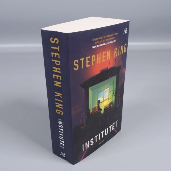 Snett foto på Institutet av Stephen King som visar bokryggen och framsidan