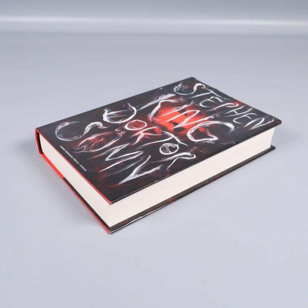 Boken Doktor Sömn liggande och stängd, visar tjockleken