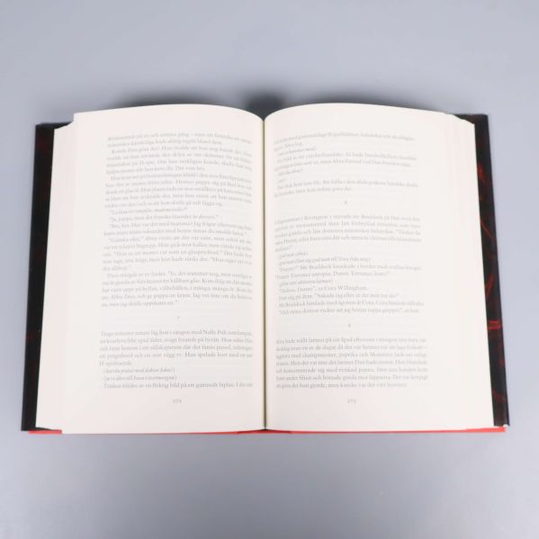 Uppslagen bok Doktor Sömn med två sidor synliga i mitten av boken