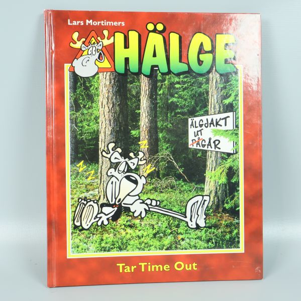 Framsidan av boken Hälge Tar Time Out med serietecknad älg i skogen