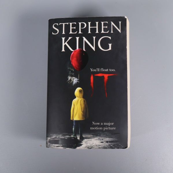 Framsida av pocketbok IT av Stephen King med gul regnjacka och röd ballong