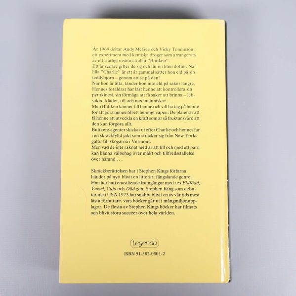 Baksida av boken Eld född med svensk beskrivning och synlig ISBN