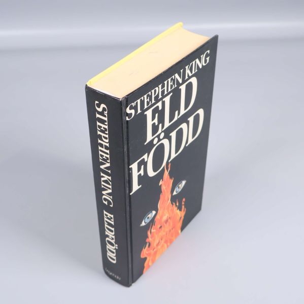 Boken Eld född av Stephen King sedd snett uppifrån med tydlig rygg och omslag