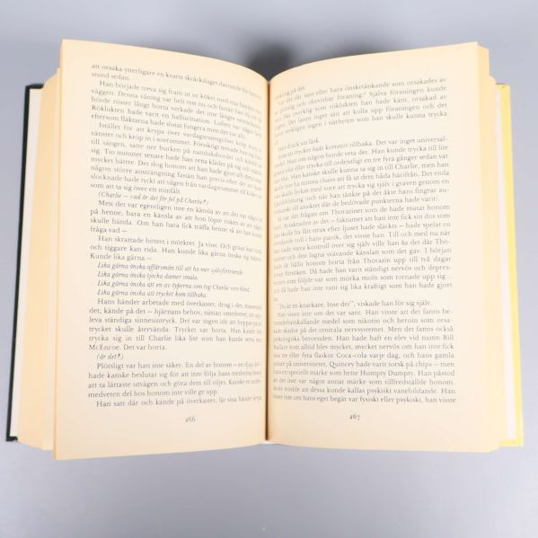Uppslag med inre sidor från boken Eld född med text på svenska