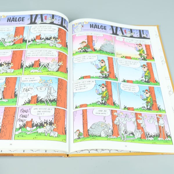 Uppslag med färgglada serierutor från Hälge Presentbok