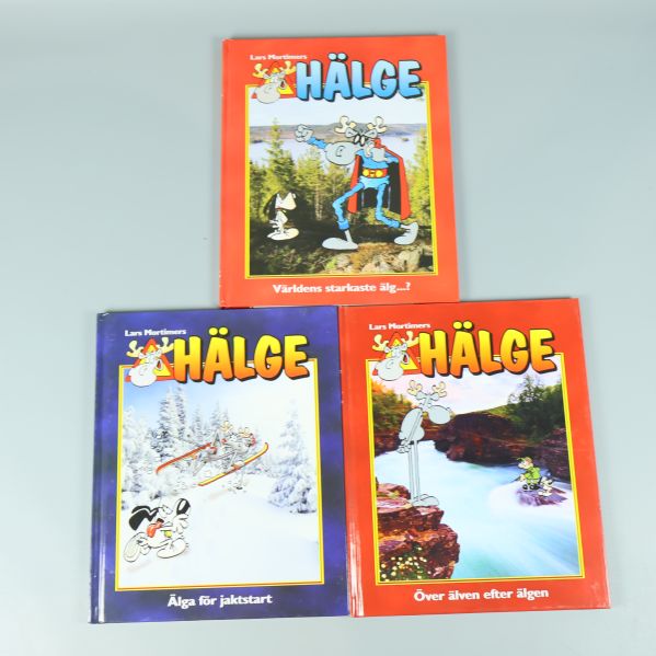 Tre seriealbum av Hälge utspridda på bordet, framsidor synliga