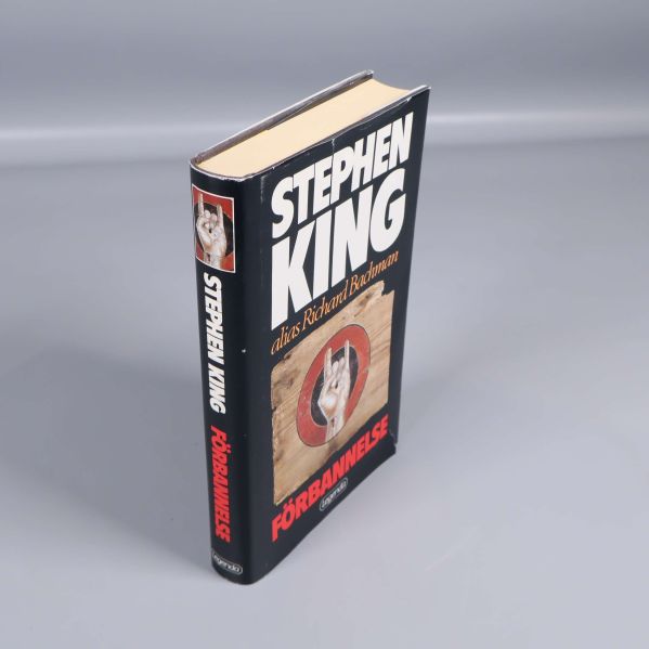 Förbannelse av Stephen King sedd snett framifrån med ryggtext