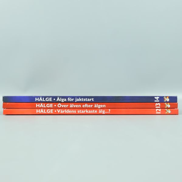 Ryggen på tre Hälge album med titlar och volymnummer tydliga
