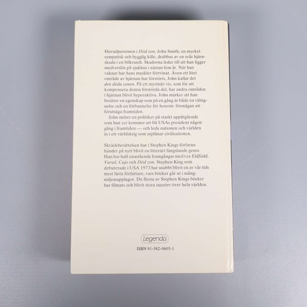 Baksida av boken Död zon med svensk beskrivande text och ISBN