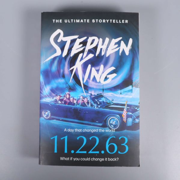Framsida av romanen 11.22.63 av Stephen King med illustrerat omslag