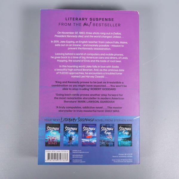 Baksida av romanen 11.22.63 med beskrivning och ISBN-nummer synligt