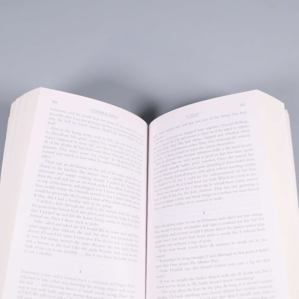 Uppslag av inuti boken 11.22.63 visar sidor med engelsk text