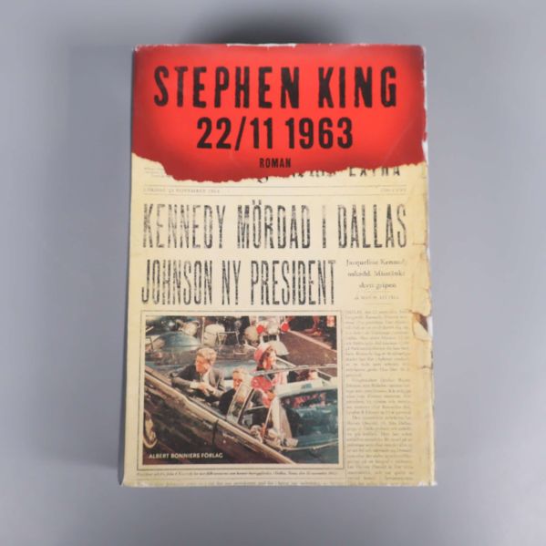 Framsida av boken 22/11 1963 av Stephen King med färgstarkt tidningsomslag och titeln tydligt synlig