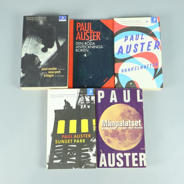 Fem böcker av Paul Auster med synliga framsidor och titlar