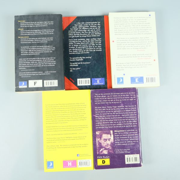 Baksidor av Paul Auster-böcker med ISBN och beskrivningar