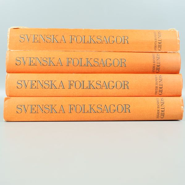 Ryggar av fyra böcker i Svenska folksagor-serien staplade