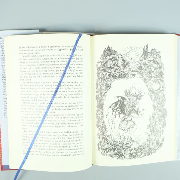 Uppslag med text och fantasifull illustration i svartvitt