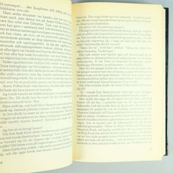 Uppslag ur Lida av Stephen King med text på svenska