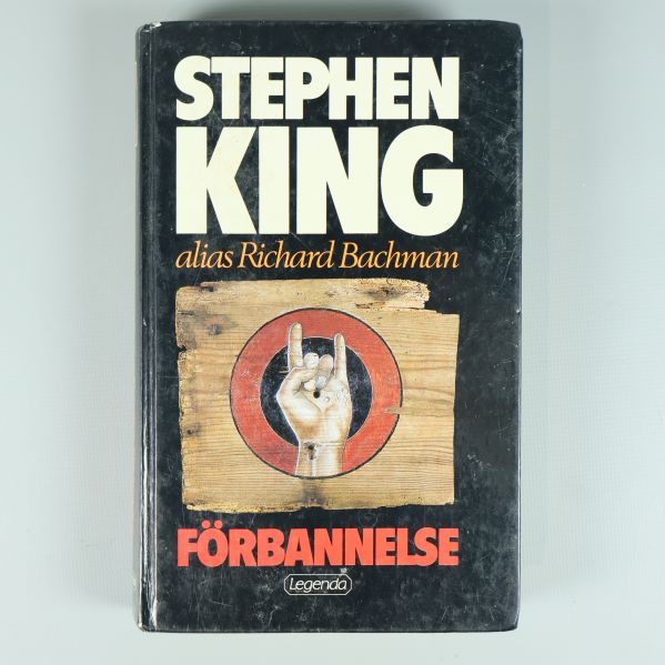 Framsidan på boken Förbannelse av Stephen King med svart omslag och handmotiv