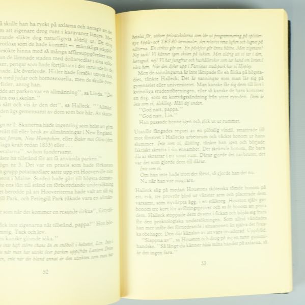 Uppslag i boken Förbannelse med två sidor text