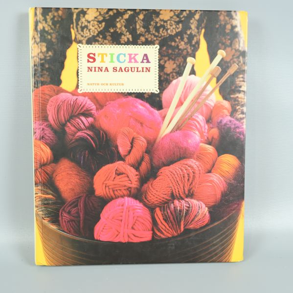 Framsida av boken Sticka av Nina Sagulin, med färgglada nystan