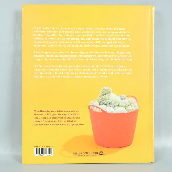 Baksida av boken Sticka med gul bakgrund och text om innehållet