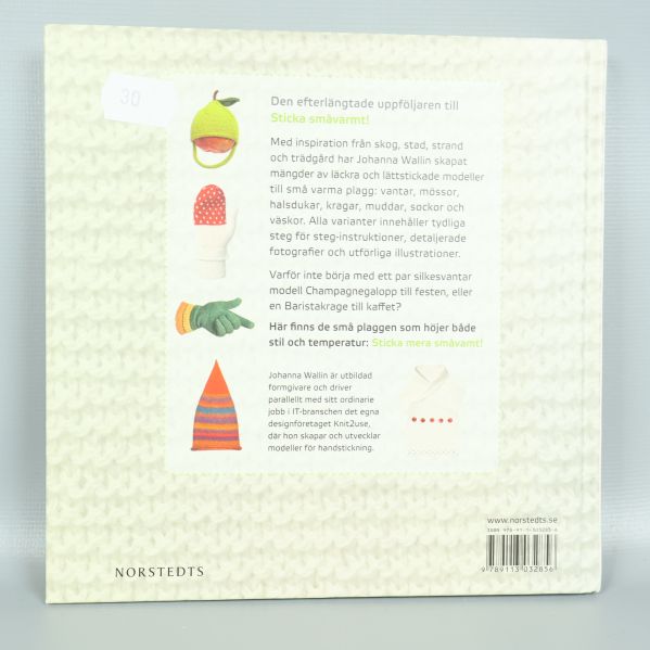 Baksidan av boken Sticka mera småvarmt med illustrationer av stickade plagg