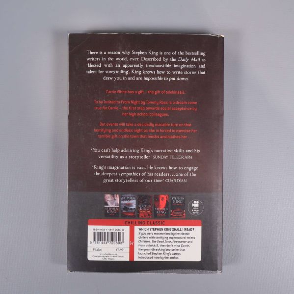 Baksida av Carrie av Stephen King med sammanfattning och ISBN