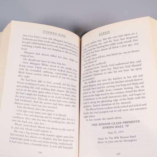 Uppslag ur Carrie av Stephen King med tryckt text på båda sidor