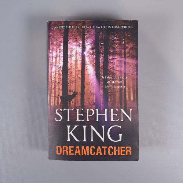 Framsida av boken Dreamcatcher av Stephen King med skogsmotiv och tydlig titel