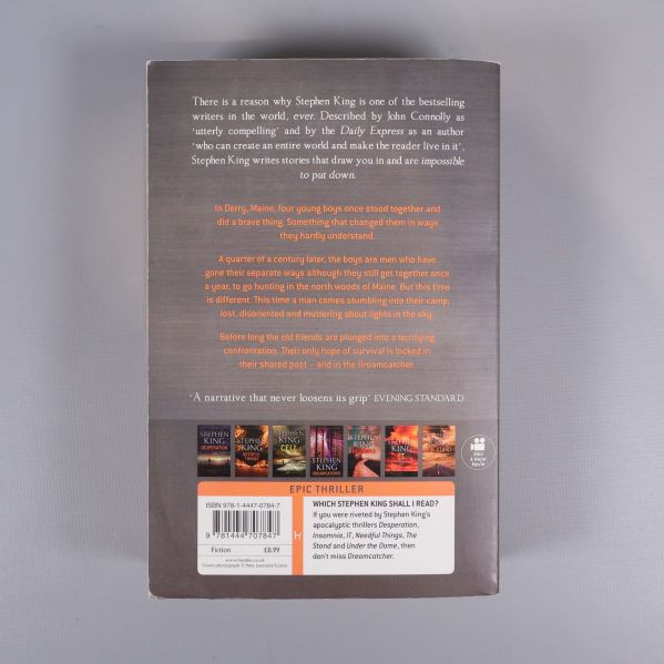 Baksida av boken Dreamcatcher av Stephen King inkluderar bokbeskrivning och ISBN-nummer