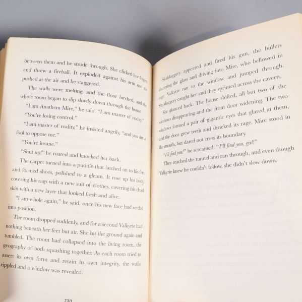 Uppslag från inuti Skulduggery Pleasant-bok med engelsk text
